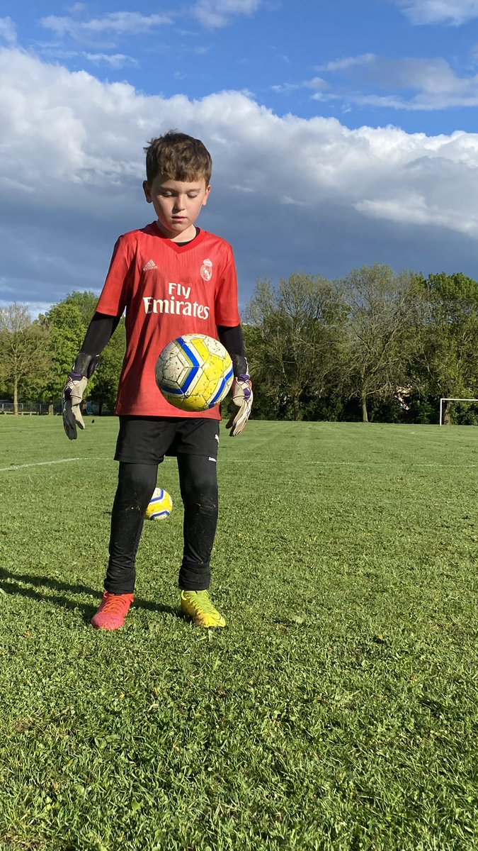 OTheyoungwall's tweet photo. One hell of a #trainingsession last night in preparation for his #biggame on Sunday at the #Hertfordshireu10sfinals 

#hemelaces #LetsGo #football #goalkeepers #goalkeepertraining #goalkeepersdoitbest #youngkeepers #gksaves #GOAT𓃵 #goalie #goalietraining #League One #uk https://t.co/HqzrBsaq2V