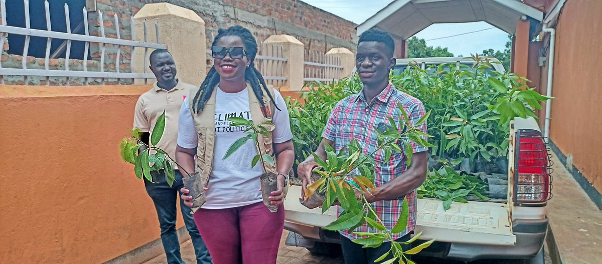 FaithOkoda's tweet photo. English For Adults(EFA) learners under @refugeelawproj being empowered with knowledge, skills, values &amp; attitudes as change agents for climate action through environmental education. @DevotaNuwe @ongwechd @davis_rupiny @refugeelawproj @CinemaKva @CosmosLugala @DrChrisDolan https://t.co/B5lc3vbJuD