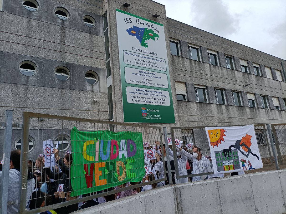 🚫⛽️ Estamos con la comunidad educativa del <a href="/IES_Cantabria/">IES Cantabria</a>, rechazando la apertura de una nueva gasolinera en el terreno colindante con el centro, que debiera tender a un entorno cada vez más saludable.
Aquí debieran estar <a href="/LomboMarina/">Marina Lombó</a> <a href="/RevillaMiguelA/">Miguel Ángel Revilla</a> <a href="/GemaIgual/">Gema Igual Ortiz</a> y <a href="/JavierCeruti/">Javier Ceruti</a>.