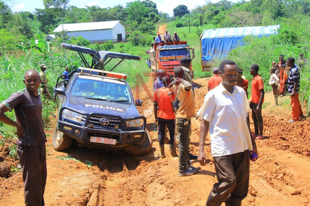 ntvuganda's tweet photo. UPDATE: A police patrol vehicle attached to Kapeeka Police Station in Nakaseke District breaks down due to a bad road. The Police officers had come to stop people who were planting banana suckers in the road while protesting its poor state. 

#NTVNews by @kamogah8 https://t.co/eD4WUPhs6C