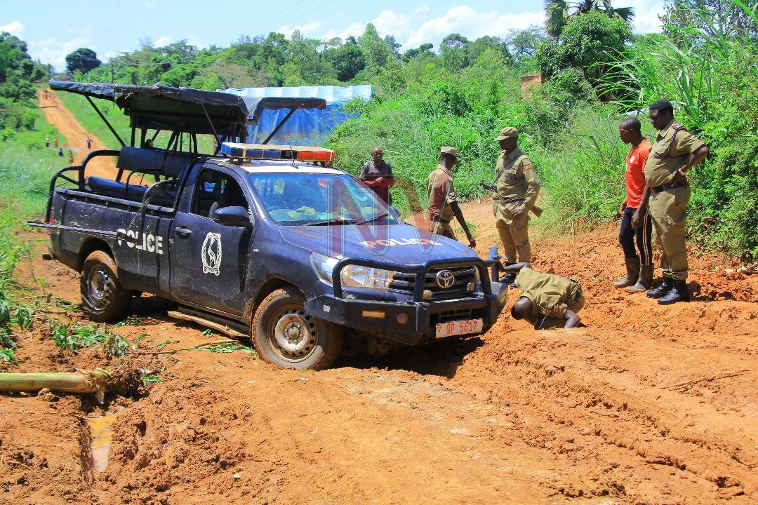 ntvuganda's tweet photo. UPDATE: A police patrol vehicle attached to Kapeeka Police Station in Nakaseke District breaks down due to a bad road. The Police officers had come to stop people who were planting banana suckers in the road while protesting its poor state. 

#NTVNews by @kamogah8 https://t.co/eD4WUPhs6C