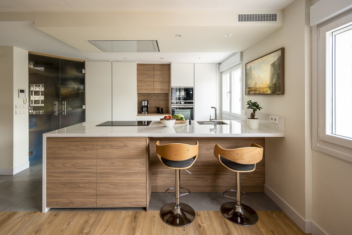 ¡Nuevo proyecto en la web! Descubre todos los detalles de esta #cocina abierta al comedor: una estancia amplia, cómoda y cálida en la que improvisar reuniones con familiares y amigos 🠚 bit.ly/CocinaconComed…

#SantiagoInteriores #cocinasSantos