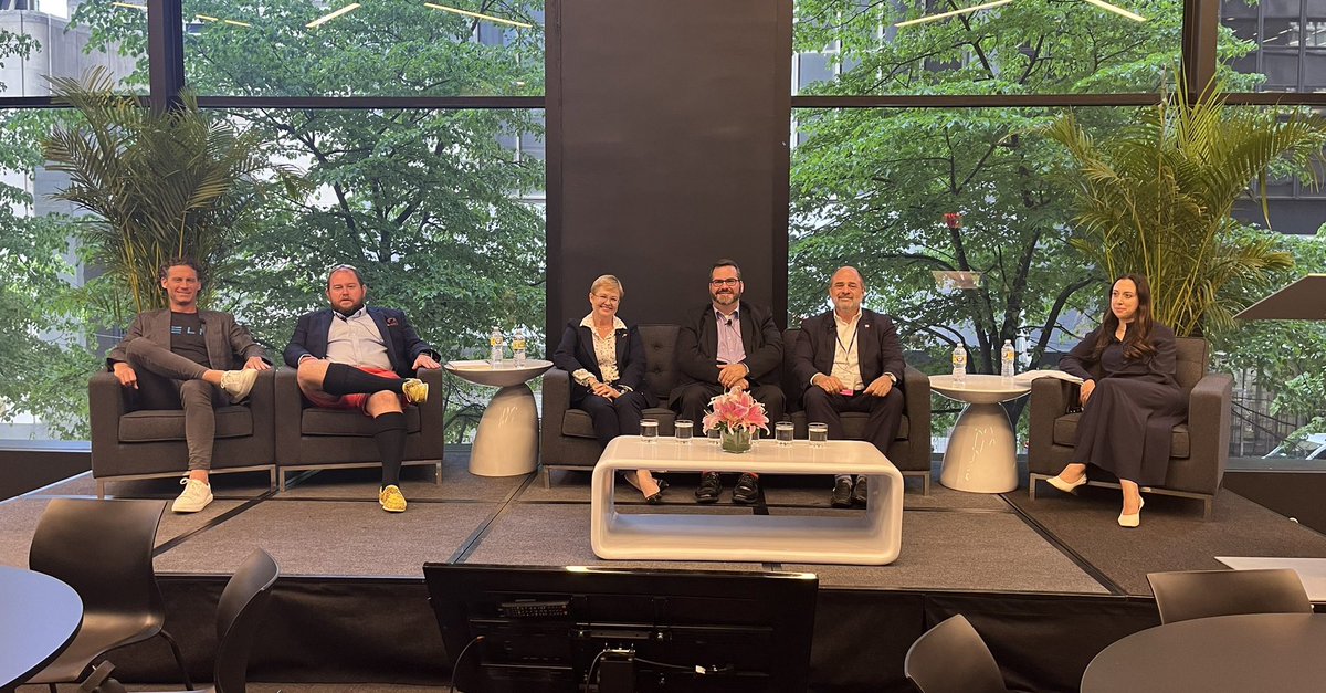 AcktoBda's tweet photo. It was fun to discuss Bermuda’s culture of innovation yesterday. Gracious moderation by @lcberry16 of @business,  and observations across several Bermuda verticals from @_jim87, @brianjdusek of @Mosaic1609, Fiona Beck of @investBermuda and Joe Ziolkowski of @RelmInsurance. https://t.co/xWiYdNHLCJ