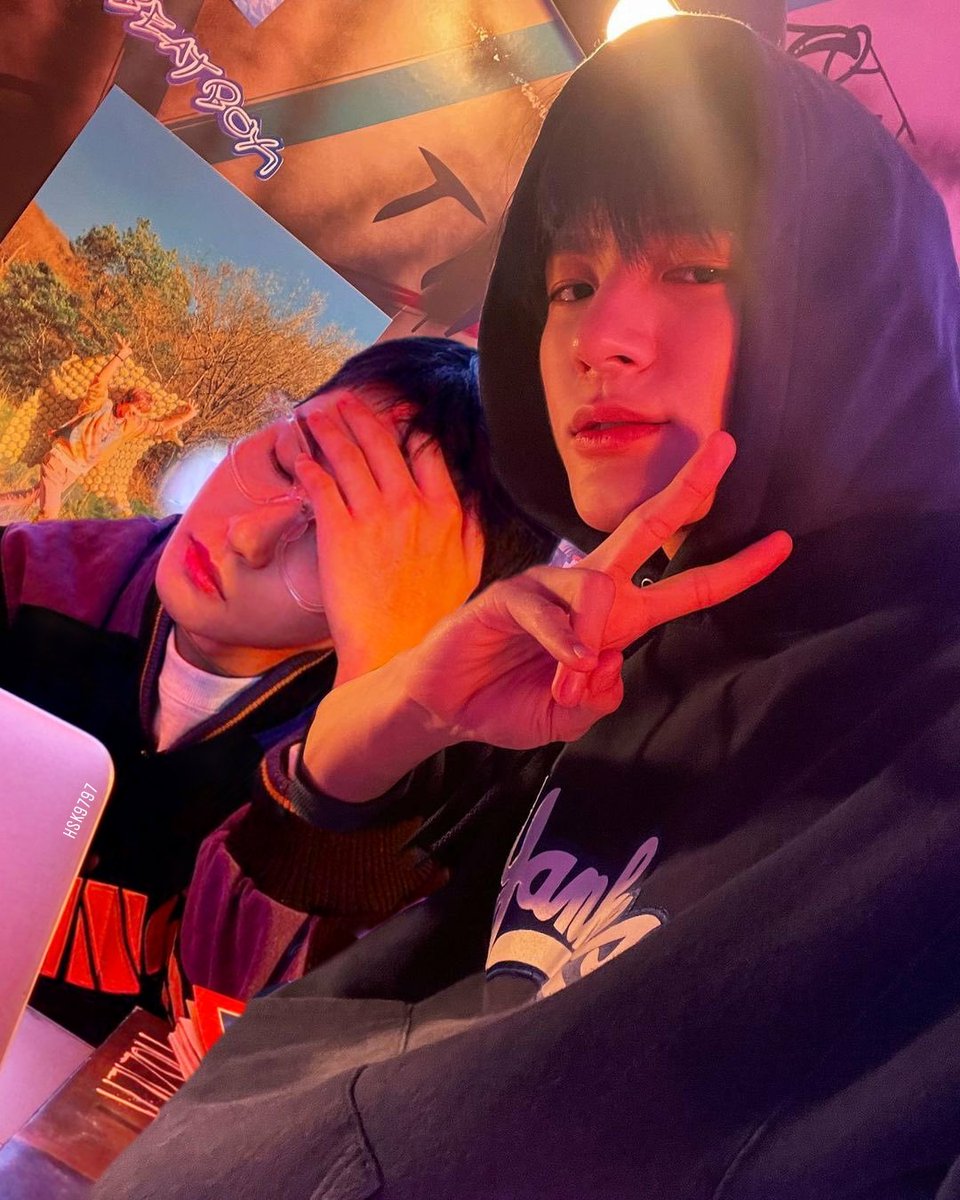 : เธอมองกล้องหน่อย
: ถ้าไม่คิดจะช่วยก็กลับไปเหอะ