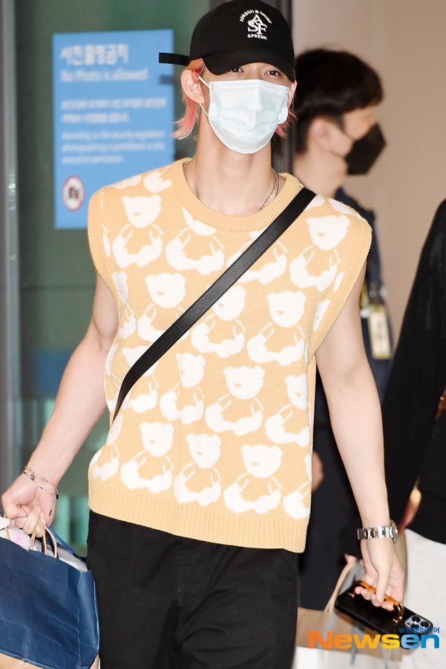 baejinyoung_sg's tweet photo. 220512 ICN 🛬
— #배진영 #裴珍映 #baejinyoung #CIX #씨아이엑스 #complete_in_X https://t.co/HUE4zLBDaV