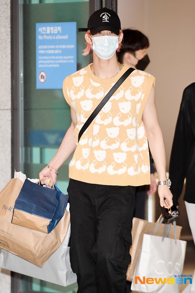 baejinyoung_sg's tweet photo. 220512 ICN 🛬
— #배진영 #裴珍映 #baejinyoung #CIX #씨아이엑스 #complete_in_X https://t.co/HUE4zLBDaV