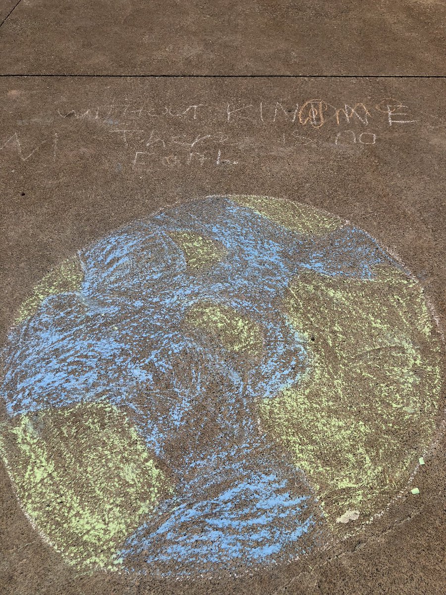 LPSStormWatch's tweet photo. Good morning Storm.  I know these sidewalk chalk messages will get your day started right! #LPSintermediates #7G #78H #makingapositivedifference https://t.co/YpDj34jKkU
