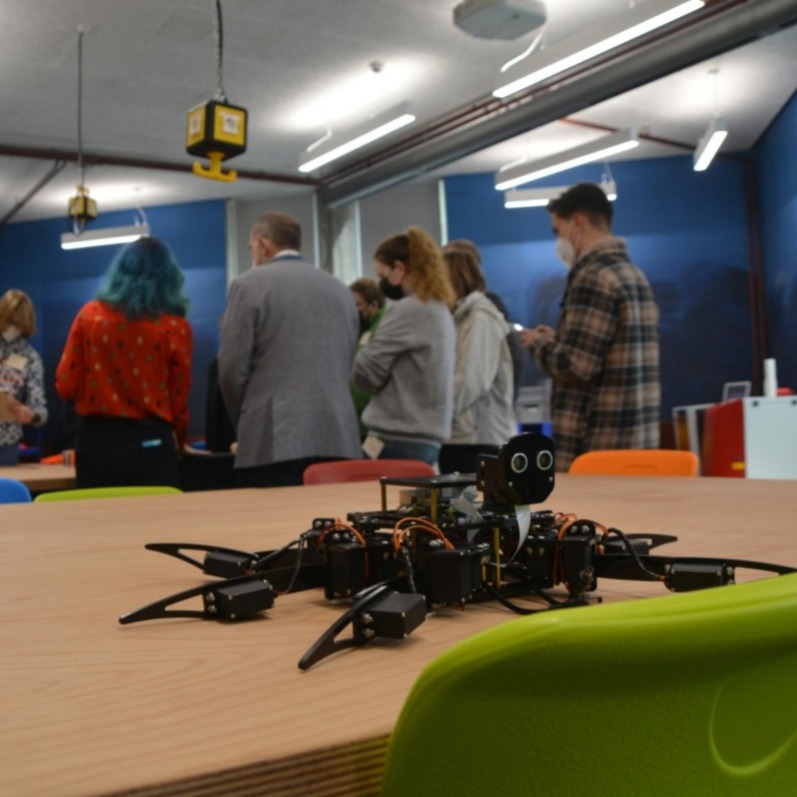 Die "Selbermachwerkstatt": Vor kurzem eröffnete auf dem Campus Vaihingen der #UniStuttgart ein digitaler #Makerspace. Lasercutter, Web- und Stickmaschinen sowie zahlreiche weitere digitale Werkzeuge bietet das Kreativlabor im Pfaffenwaldring 45. 
Mehr: uni-stuttgart.de/universitaet/a…