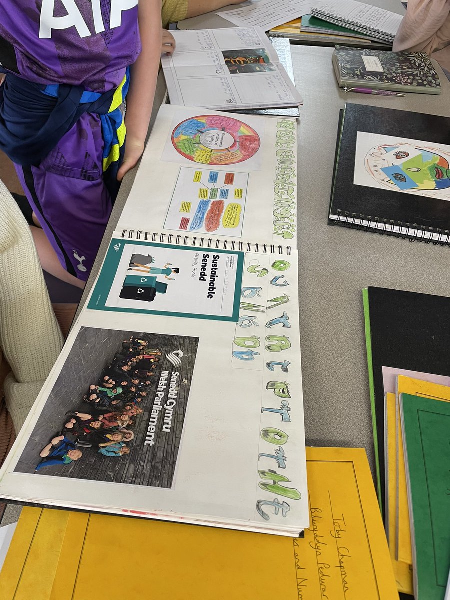 GlasllwchP's tweet photo. Fantastic to have @ITEcardiffmet student teachers with us today … discussing metacognition and self-regulation with our learners https://t.co/8LcaPAviZn