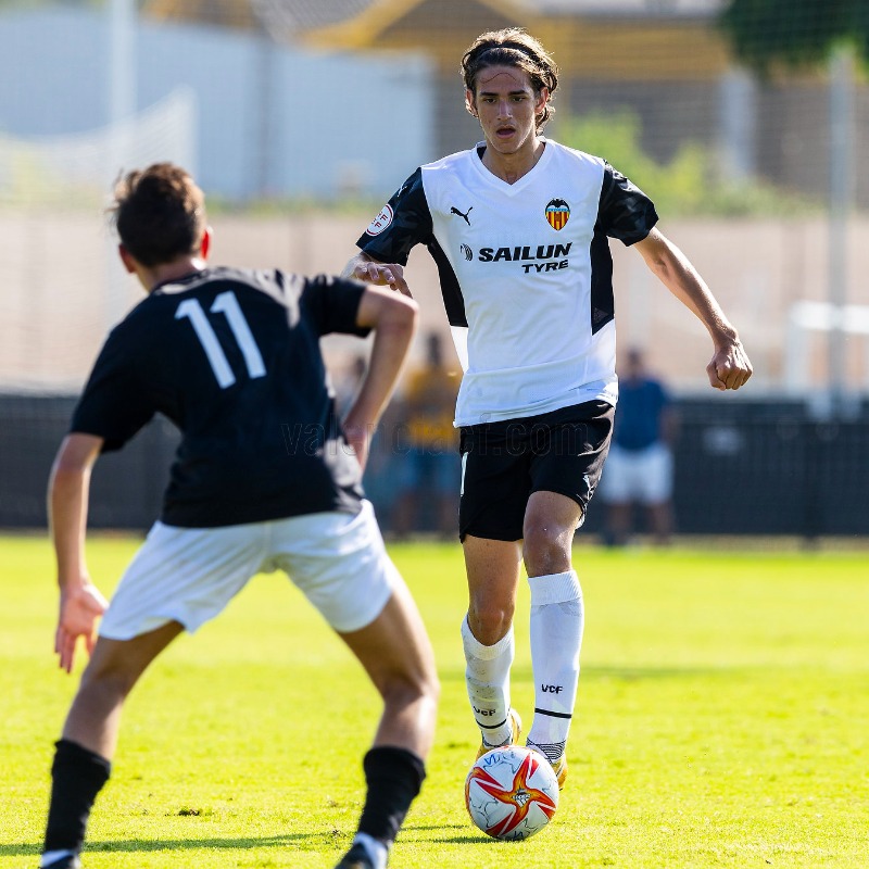 Academia_VCF's tweet photo. Amplia representación de la @Academia_VCF en la primera selección de @futboldraft 🔝

7️⃣ futbolistas formados en la Ciutat Esportiva de Paterna integran la lista de los mejores jugadores de España menores de 20 años 👏

#ADNVCF 🦇