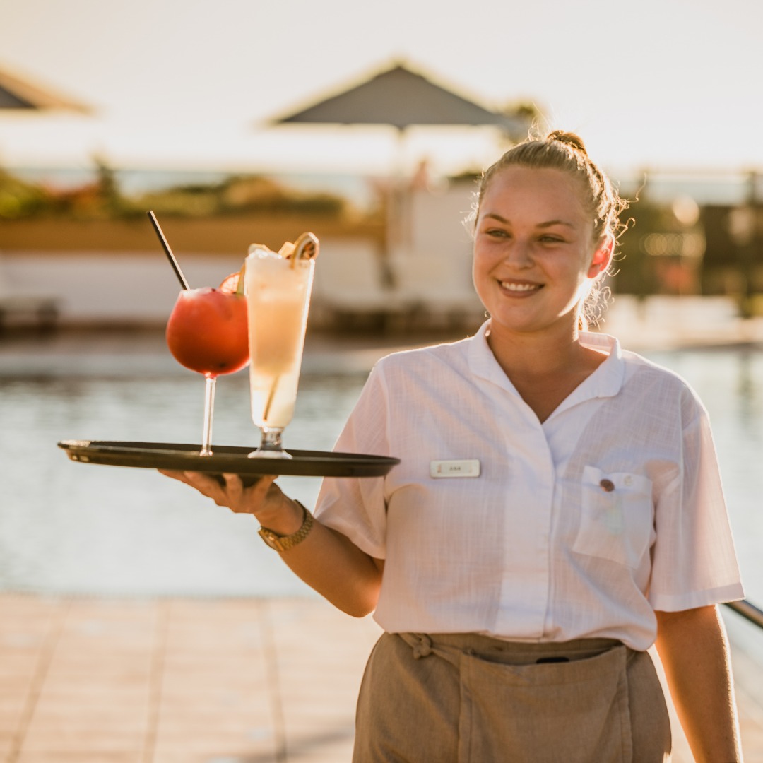 Un delicioso cóctel al atardecer junto a la piscina. ¿Se te ocurre un plan mejor?

#GranMelia #GranMeliaSanctiPetri #ALifeWellLived