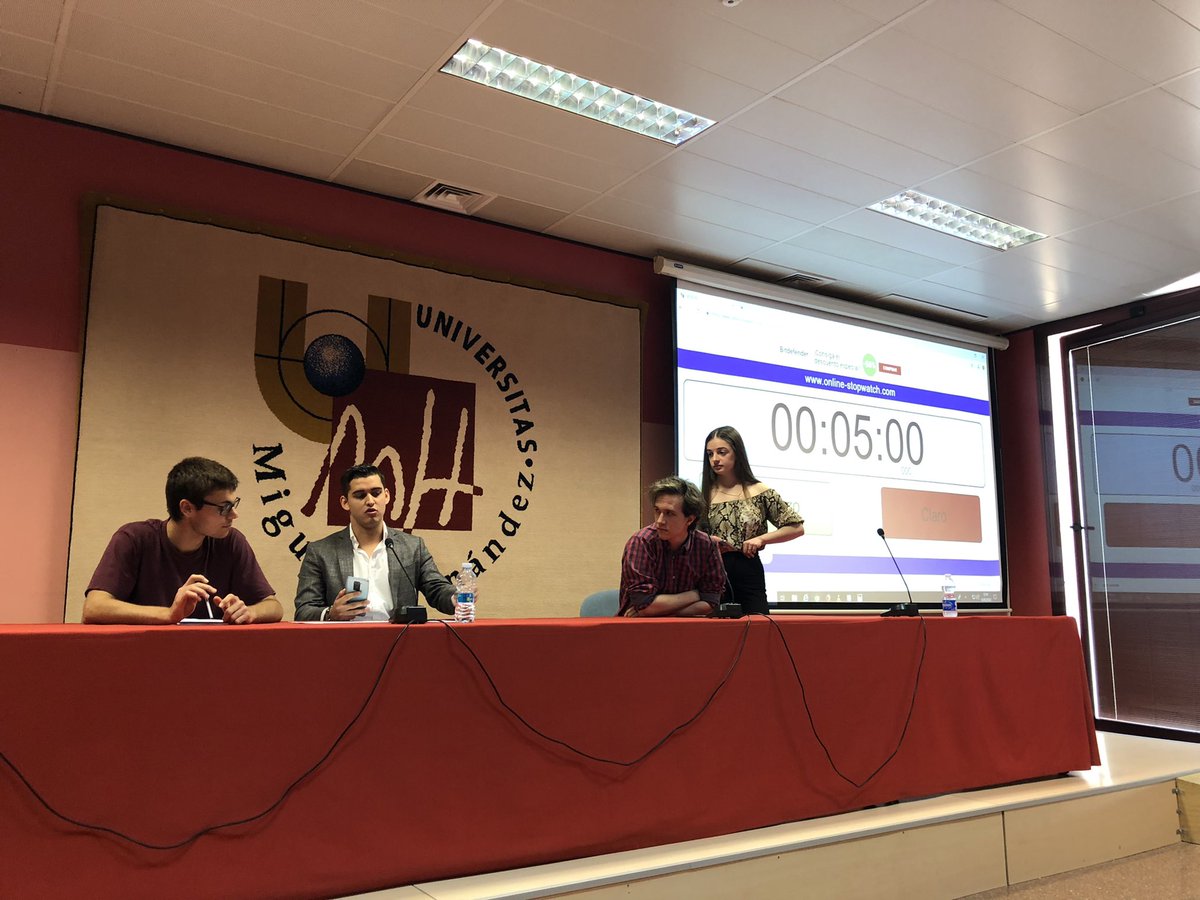 Comienza la primera ronda de nuestra Liga de Debate. 🗣✍️
Se enfrenta una pareja formada por alumnos de Ciencias Políticas a otra de Derecho. 😉
