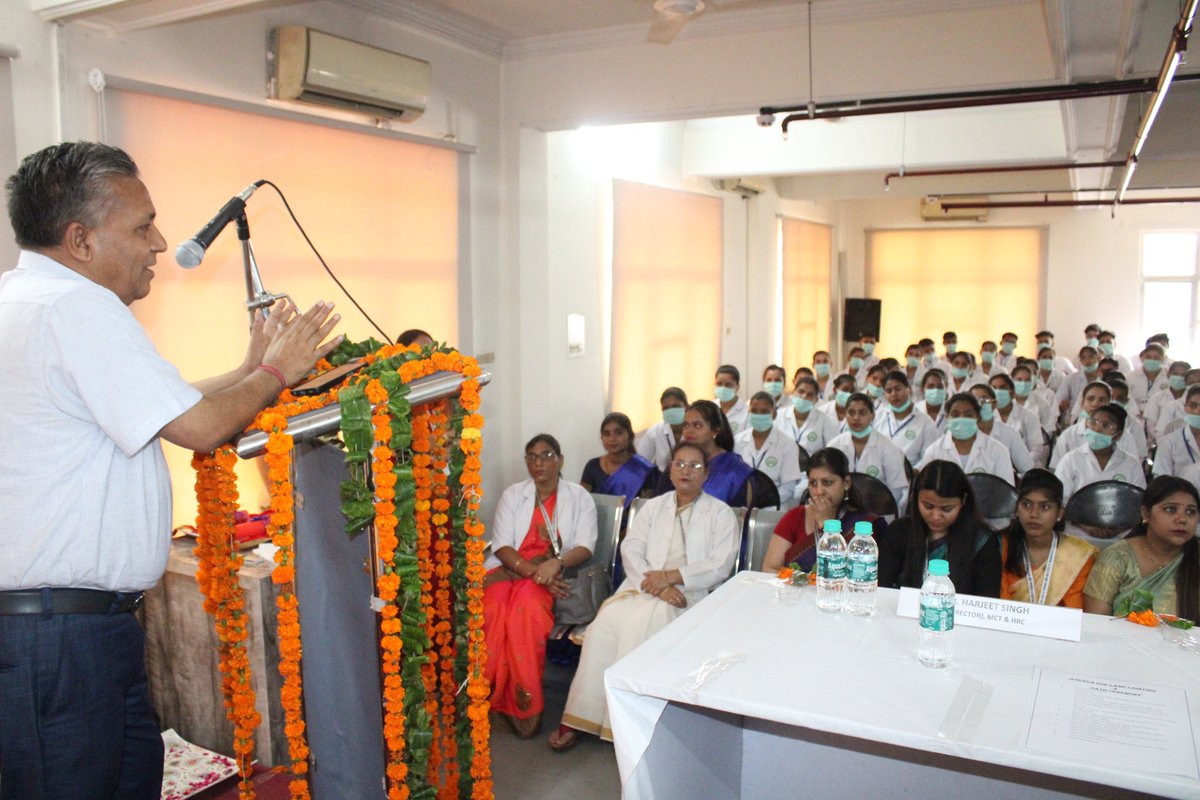 OfVivekanand's tweet photo. आज दिनांक 12 मई 2022 को अंतरराष्ट्रीय नर्स दिवस के उपलक्ष्य पर  विवेकानंद स्कूल/कॉलेज ऑफ़ नर्सिंग में बैच 2021—22 के B.S.c नर्सिंग G.N.M व A.N.M छात्र/छात्राओं के शपथ ग्रहण समारोह (Oath Ceremony में अयोजन किया गया। 
#NursesDay #VCON https://t.co/R4fJXf0fRj
