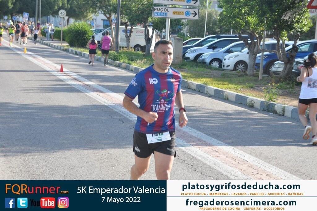 RanningClub's tweet photo. L’ Horta Nord es uno de los municipios que acoge a vari@s de nuestr@s Ranners 🐸 Es el caso de nuestro corredor Juan que defendió nuestros colores en el #5kEmperador del @CHortaNord ♥️💙 ¡Gracias por tu esfuerzo!👏🏻
#SoyRanner https://t.co/eMp8pj2nCY