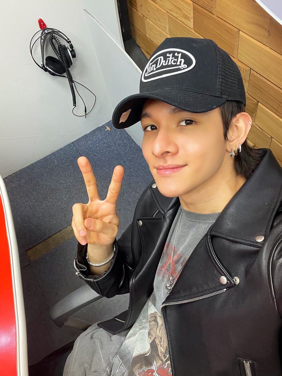 SAMUEL_twt_'s tweet photo. [#사무엘]

잠시 후 8시 아리랑 라디오 <Radio'n Us>에 사무엘이 출연합니다.
날씨 좋은 목요일에도 본방청취 잊지 마세요😘

#SAMUEL #RADIONUS https://t.co/sSA3ZkEGcg