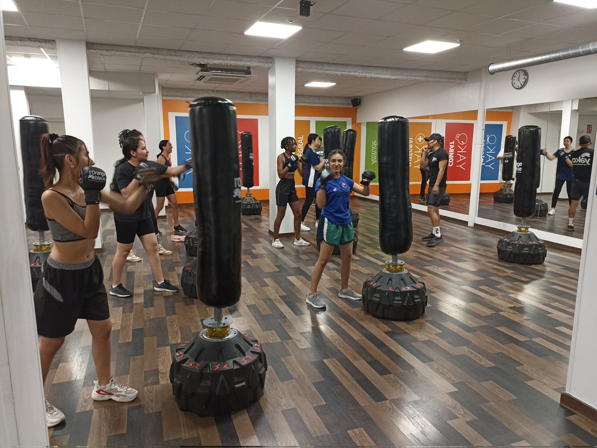 insgalileo's tweet photo. Avui els alumnes de 1r de Batxillerat B han gaudit d'una classe de boca al gimnàs @lorangebleueborbon. Moltes gràcies per la sessió @stalin_t . 💪 https://t.co/5nyQw0MB1r