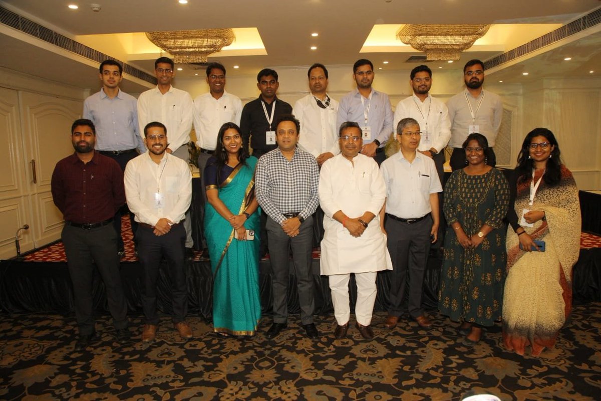 uptourismgov's tweet photo. प्रशिक्षु आईएएस अधिकारियों ने उत्तर प्रदेश पर्यटन विभाग के कार्यों के विषय में जानकारी प्राप्त की। इस अवसर पर श्री @jaiveersingh099, मा. कैबिनेट मंत्री, पर्यटन एवं संस्कृति व श्री मुकेश मेश्राम, प्रमुख सचिव/महानिदेशक, पर्यटन एवं संस्कृति ने उन्हें शुभकामनाएं दीं। @IASassociation https://t.co/eUDVWXZbHY