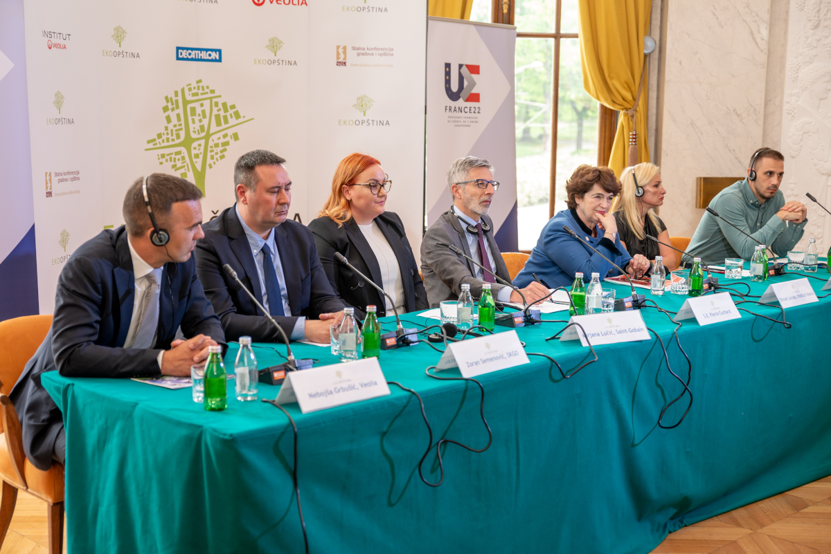 FranceenSerbie's tweet photo. « 🌳 Lancement du concours villes durables « Ekoopština » en Serbie 🇷🇸en présence de nos partenaires @Saintgobain @Veolia @Decathlon @Naled_serbia @SKGO_sctm @institutveolia le 10 mai à l'ambassade de 🇫🇷. Pour plus d’informations 
➡️ https://t.co/RwoBBhpfv3 https://t.co/l09lJk09A6