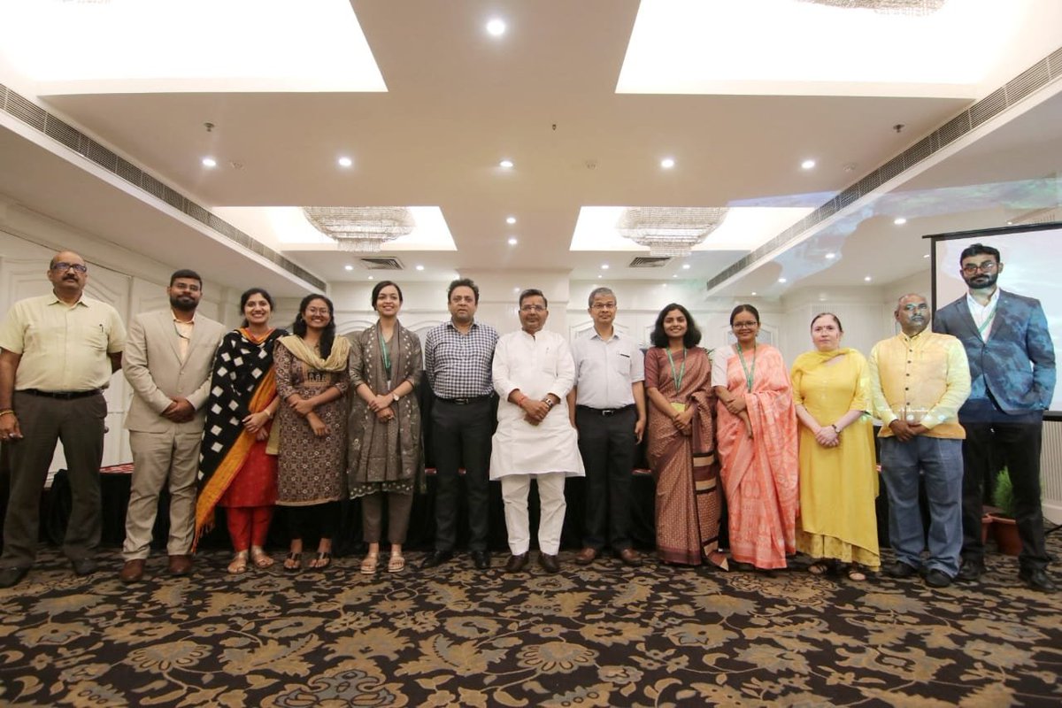 प्रशिक्षु आईएएस अधिकारियों ने उत्तर प्रदेश पर्यटन विभाग के कार्यों के विषय में जानकारी प्राप्त की। इस अवसर पर श्री <a href="/jaiveersingh099/">Jaiveer Singh</a>, मा. कैबिनेट मंत्री, पर्यटन एवं संस्कृति व श्री मुकेश मेश्राम, प्रमुख सचिव/महानिदेशक, पर्यटन एवं संस्कृति ने उन्हें शुभकामनाएं दीं। <a href="/IASassociation/">IAS Association</a>