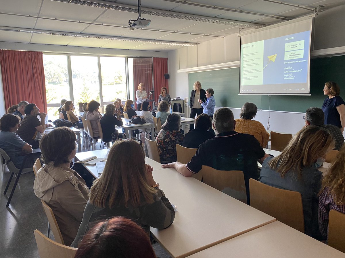 aramercegisbert's tweet photo. "Assumirem el relleu generacional com una oportunitat #URV. Posarem en valor el talent de les persones que han estat membres URV mantenint els vincles, i captarem nou talent jove que ens permeti assumir nous reptes".
Gran rebuda per part del #PAS Campus Catalunya! #Dialoguem https://t.co/4aOkjCUpuJ