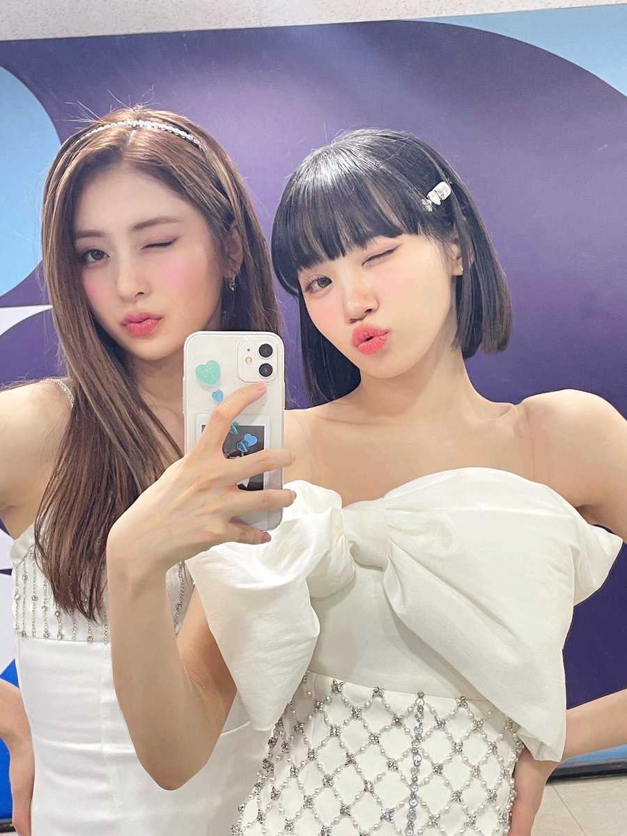 kimeuchae's tweet photo. They said, when you fall in love with someone, you don't look at each other's eyes; you see at the same direction instead. https://t.co/UdNg8VxYha