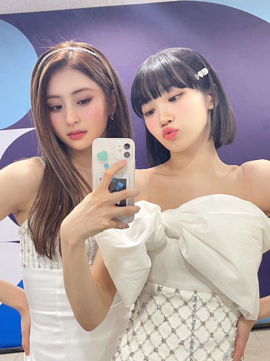 kimeuchae's tweet photo. They said, when you fall in love with someone, you don't look at each other's eyes; you see at the same direction instead. https://t.co/UdNg8VxYha
