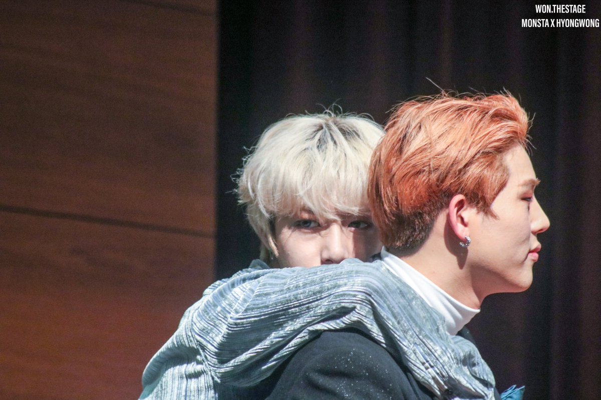 saha__ra_desert's tweet photo. 너무 예쁘다 생각하는 꿀채 사진들로 연성 / 수인 채마리냥 홍대 뒷골목 어슬렁거리면서 나를 모셔줄 집사 물색중이었을것 같음. 핑크색 리본을 맨 이 하얀 냥이는 근처에서 음악하는 주헍이가 맘에 쏙 들었을것 같지. 살랑살랑 애교부리며 다가가는 채마리 곧 주헍이 자취방에서 같이 산다🐈 https://t.co/aq1NCojbgk