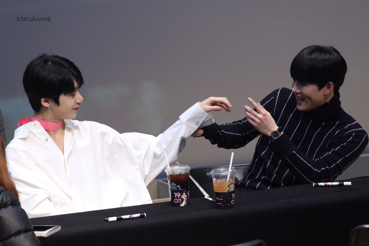 saha__ra_desert's tweet photo. 너무 예쁘다 생각하는 꿀채 사진들로 연성 / 수인 채마리냥 홍대 뒷골목 어슬렁거리면서 나를 모셔줄 집사 물색중이었을것 같음. 핑크색 리본을 맨 이 하얀 냥이는 근처에서 음악하는 주헍이가 맘에 쏙 들었을것 같지. 살랑살랑 애교부리며 다가가는 채마리 곧 주헍이 자취방에서 같이 산다🐈 https://t.co/aq1NCojbgk