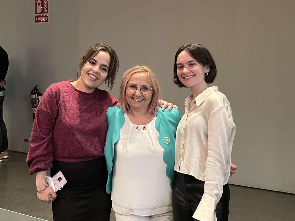 montsesancle's tweet photo. Orgull quan veus aquestes joves  infermeres i a sobre son ex-alumnes💪💪💪 https://t.co/GG0vWsWFTt