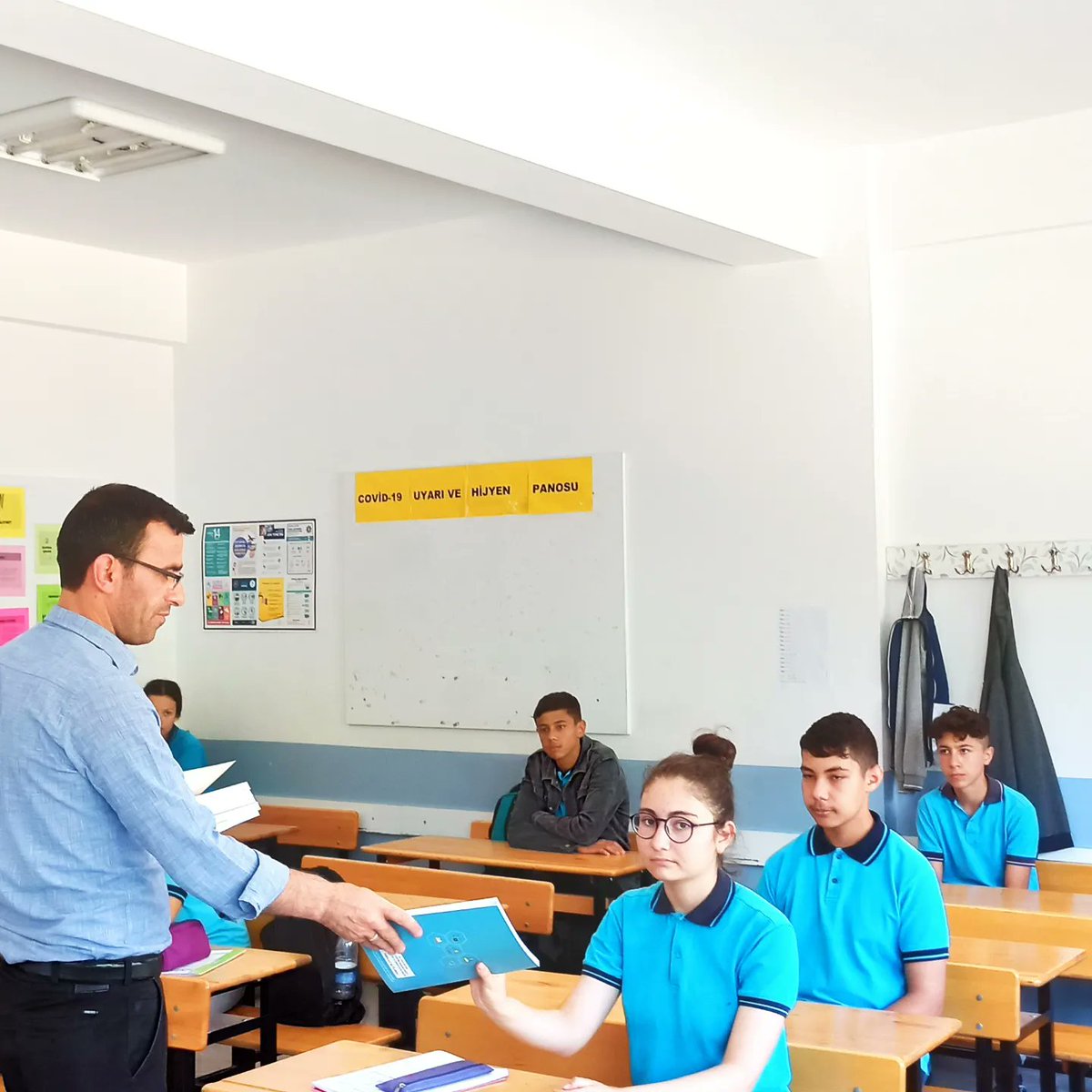 SarigolMEM's tweet photo. MEB, Liselere Geçiş Sistemi'ne(LGS) ve Yükseköğretim Kurumları Sınavı'na (YKS) girecek öğrencilere destek olmak için yeni yardımcı kaynaklar hazırladı. LGS ve YKS için hazırlık niteliği taşıyan  bu kitaplardan 12 milyon adet  basılarak  öğrencilerine ücretsiz dağıtıldi https://t.co/XTxZJNDHUm