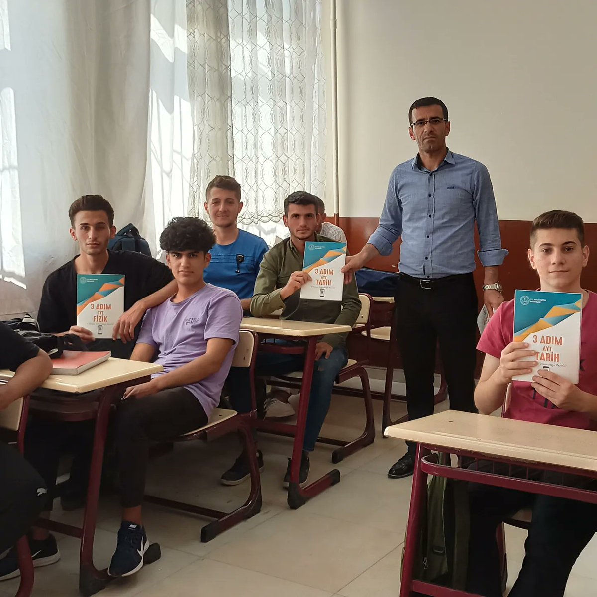 SarigolMEM's tweet photo. MEB, Liselere Geçiş Sistemi'ne(LGS) ve Yükseköğretim Kurumları Sınavı'na (YKS) girecek öğrencilere destek olmak için yeni yardımcı kaynaklar hazırladı. LGS ve YKS için hazırlık niteliği taşıyan  bu kitaplardan 12 milyon adet  basılarak  öğrencilerine ücretsiz dağıtıldi https://t.co/XTxZJNDHUm