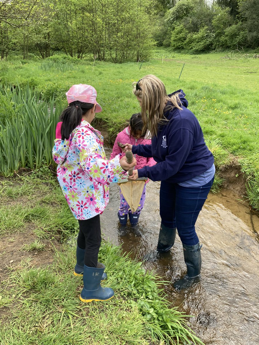 ManorHseSchool's tweet photo. Fun in the river collecting invertebrates #IndividualChallenge @FSCJuniperHall https://t.co/bVy4hCFdVb