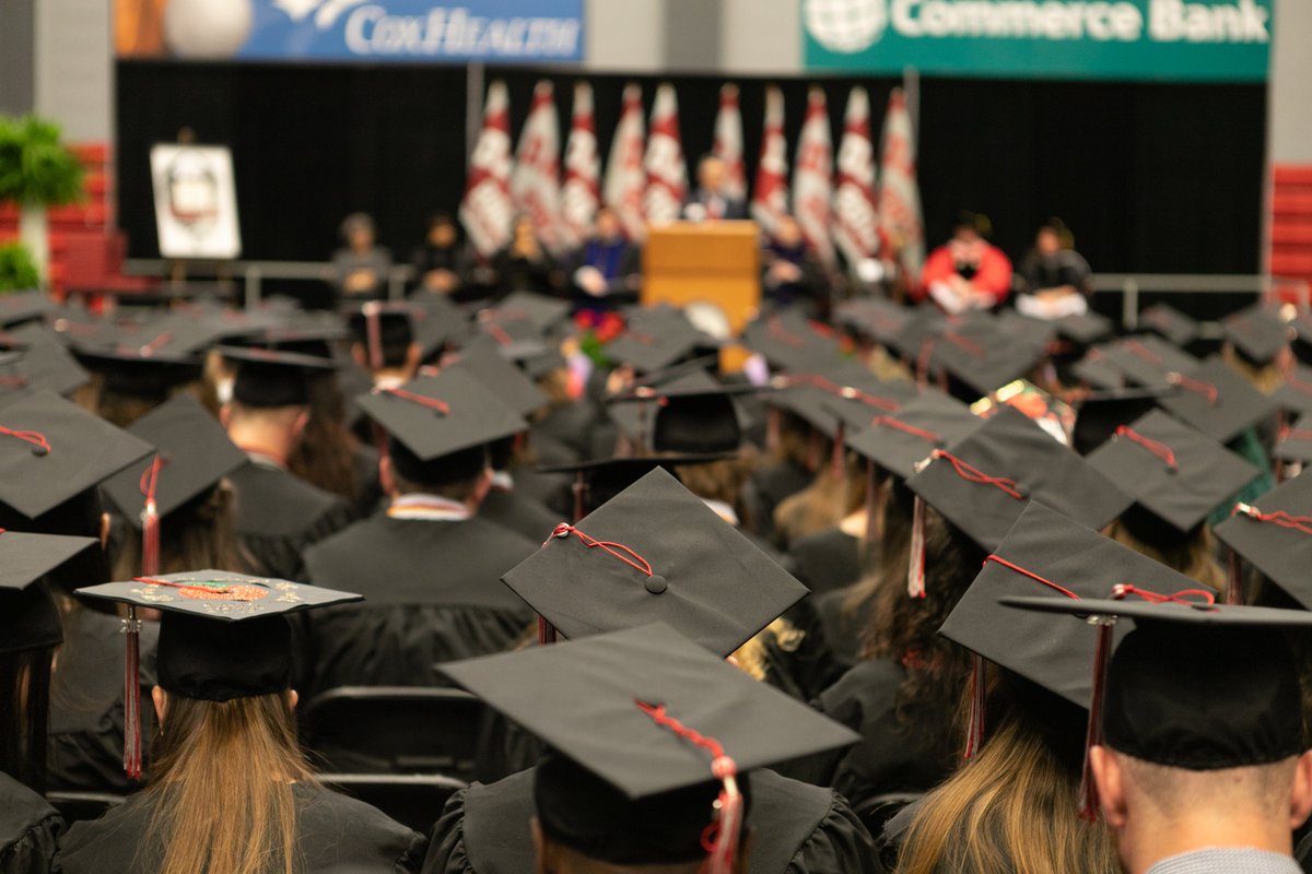DruryUniversity's tweet photo. It's commencement season! Congratulations to all students who will be graduating this week and remember to tag Drury in your graduation photos so we can celebrate with you! #DruryGrad #DruryAlumni https://t.co/K8FWWPMyKG