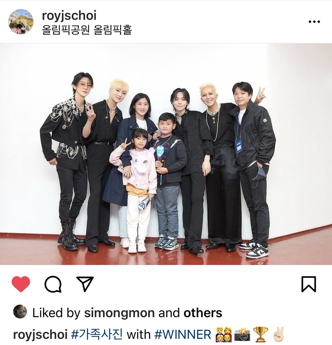 seungy8ncaptain's tweet photo. #WINNER with Director Choi Jungsoo (YGAD team) and his family
Caption : Family picture with WINNER👨👩👧👦📸🏆✌🏻
He appeared in EP.1 of WINNER YOF and he's quite close to WINNER members💙
#위너 #WINNER2022CONCERT #THE_CIRCLE #강승윤 #김진우 #송민호 #이승훈 https://t.co/3JEcR5j3AQ