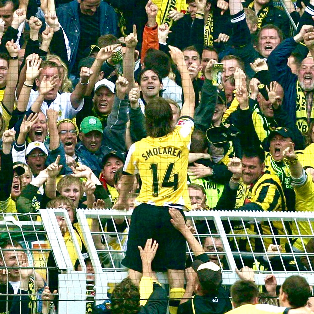 BVB's tweet photo. Derby ihm seine Mutter. #OTD https://t.co/LEehQw8dRk