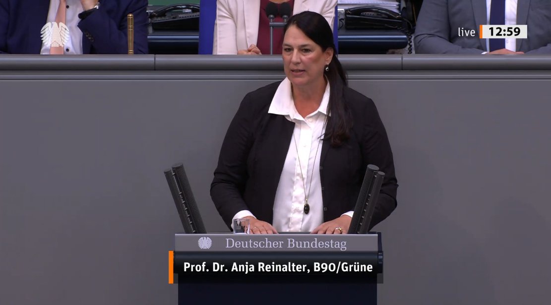 GrueneBundestag's tweet photo. Mit der #BAföG-Reform stärken wir Bildungsgerechtigkeit. 📚

Das machen wir nicht nur, weil jeder Mensch ein Recht auf Bildung- und Ausbildung hat – sondern auch, weil wir dringend mehr gut ausgebildete Menschen brauchen.

– @AnjaReinalter https://t.co/rtNDeoEY2p