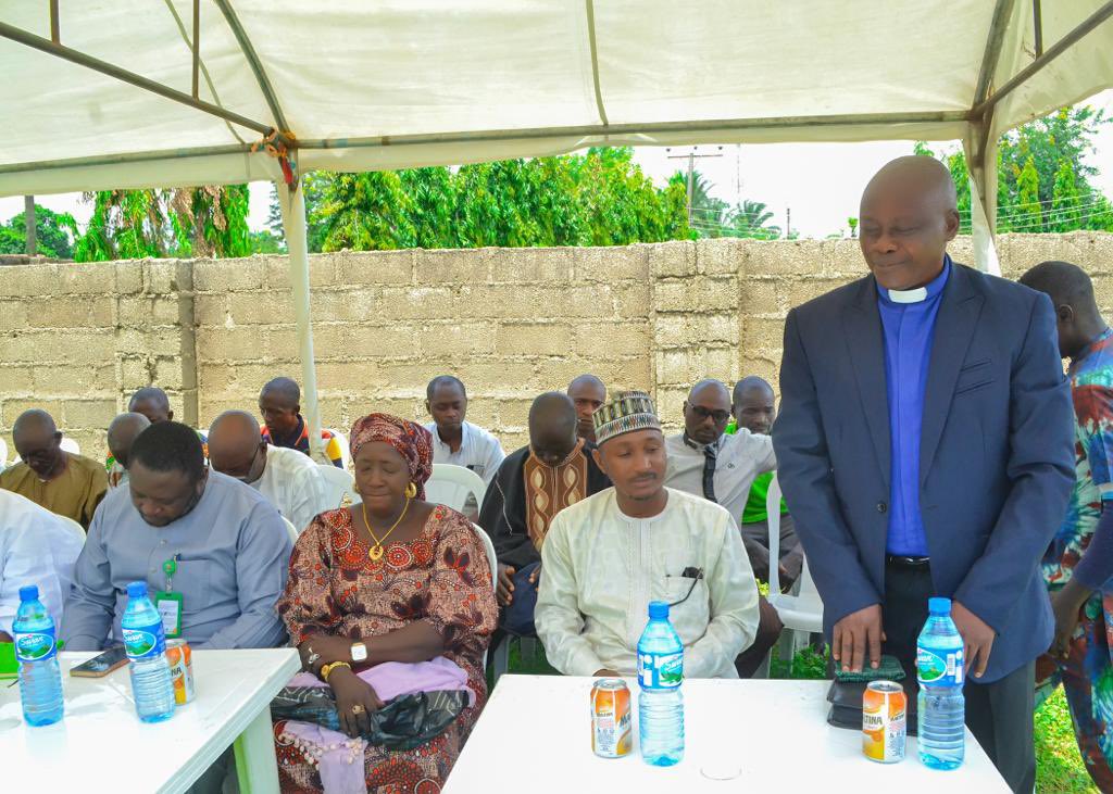 InvestKaduna's tweet photo. Director, Public-Private Partnership and Privatization, Mr. Nufi Y. Barnabas led KDSG officials to the formal handover of Kagoro and Kachia motels. Kagoro Motel was handed over to Monai Swat Investment Limited and Kachia Motel to Town and Country Integrated Development Limited. https://t.co/iV5bG3GP8P