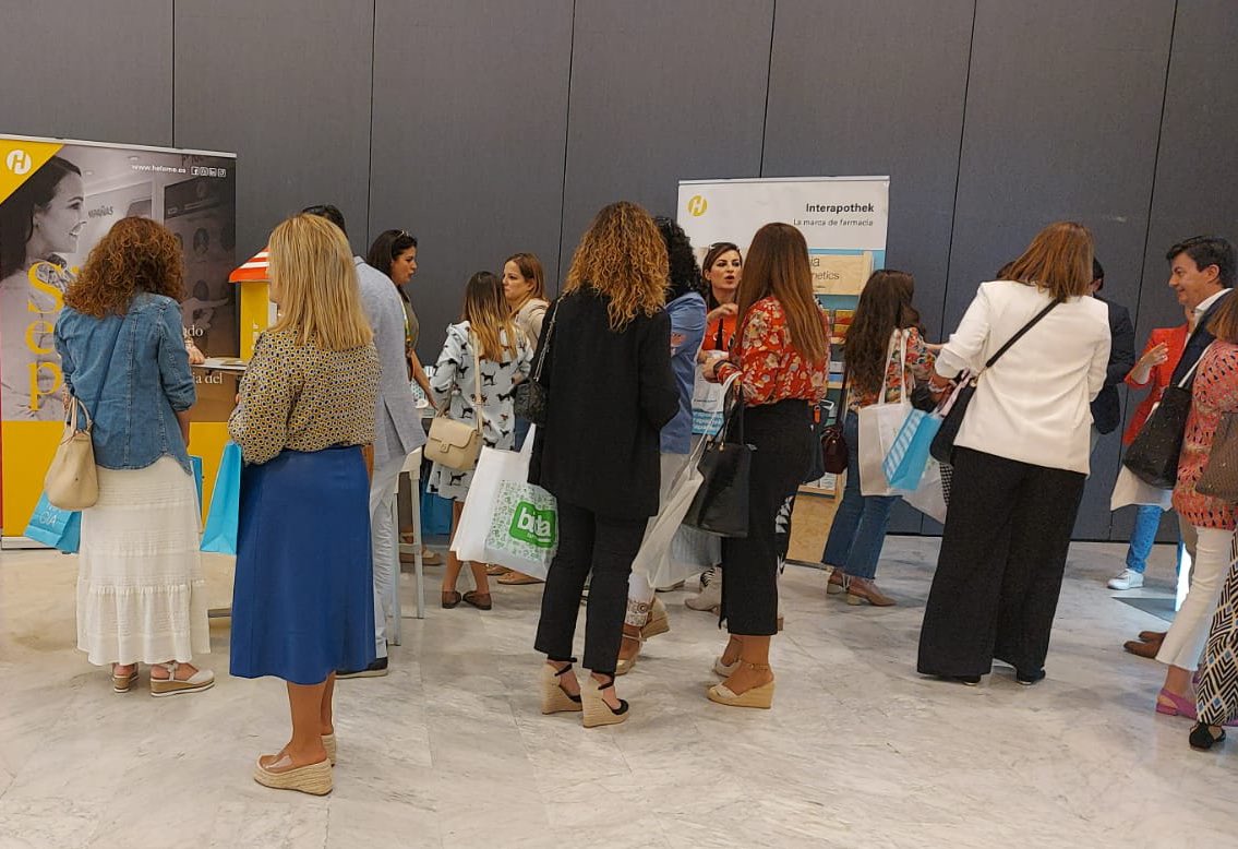Hefame_es's tweet photo. Si estás en la📍II Jornada Farmacéutica Malacitana
Ven a nuestro espacio #Hefame 💛
Tenemos muestras de los últimos lanzamientos de #ia 🧴🔵 y muchas ganas de que los conozcas⚕️
#MálagaEnLaPiel #dermofarmacia #interapothek https://t.co/u9tHVq95Fv