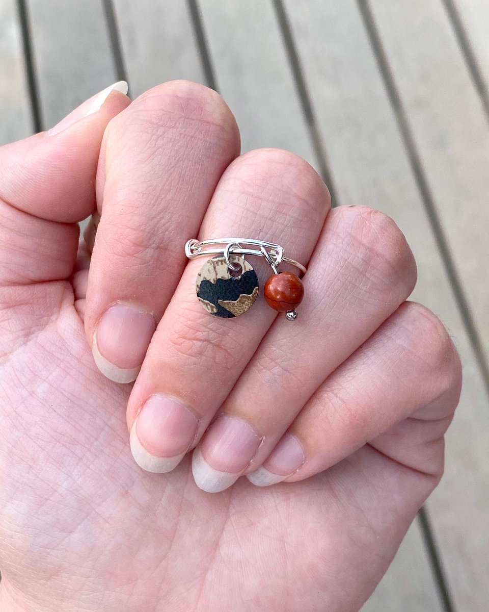 dooouce's tweet photo. Bague "Zita",
en cuir imprimé léopard et perle de jaspe rouge. L’anneau est en argent 925 et réglable !
#madeinfrance #bijouxcreateur #baguecuir #bijouxfaitmain #bijouxargent925 #bijouxcuir #ring #baguefemme #bijouxlover #minimaliste #createurardeche #leteilartisan #lithotherapie https://t.co/y4LFOVmhVK