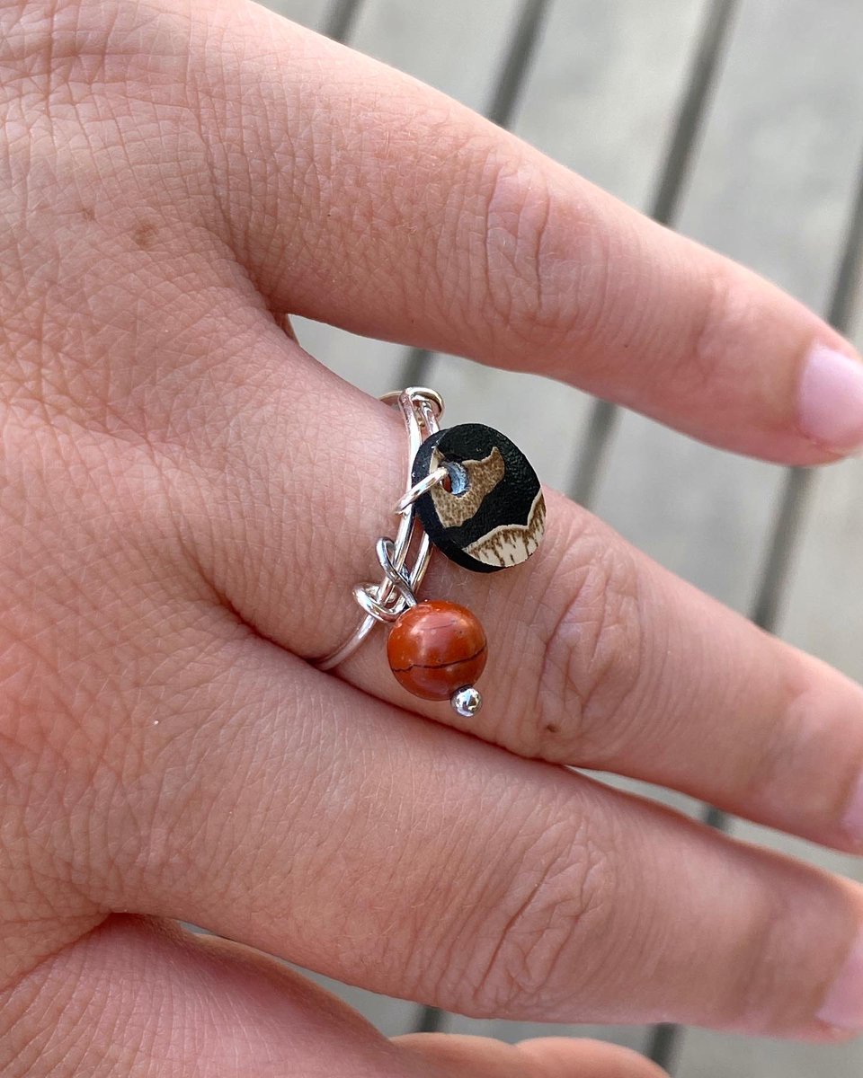 dooouce's tweet photo. Bague "Zita",
en cuir imprimé léopard et perle de jaspe rouge. L’anneau est en argent 925 et réglable !
#madeinfrance #bijouxcreateur #baguecuir #bijouxfaitmain #bijouxargent925 #bijouxcuir #ring #baguefemme #bijouxlover #minimaliste #createurardeche #leteilartisan #lithotherapie https://t.co/y4LFOVmhVK