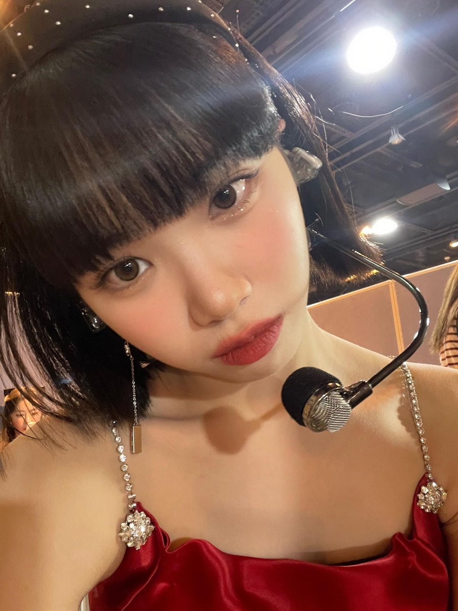 onlyCHAEWON_TH's tweet photo. 220512 #CHAEWON Weverse

mcountdown❤️🖤 จบแล้ว
ทุกคนเห็นถุงมือสีดำของฉันมั้ยคะ
ใส่อันนั้นแล้วตื่นเต้นนิดหน่อย

#김채원 #CHAEWON #KIMCHAEWON #チェウォン #르세라핌 #LE_SSERAFIM https://t.co/esjzKgf63z