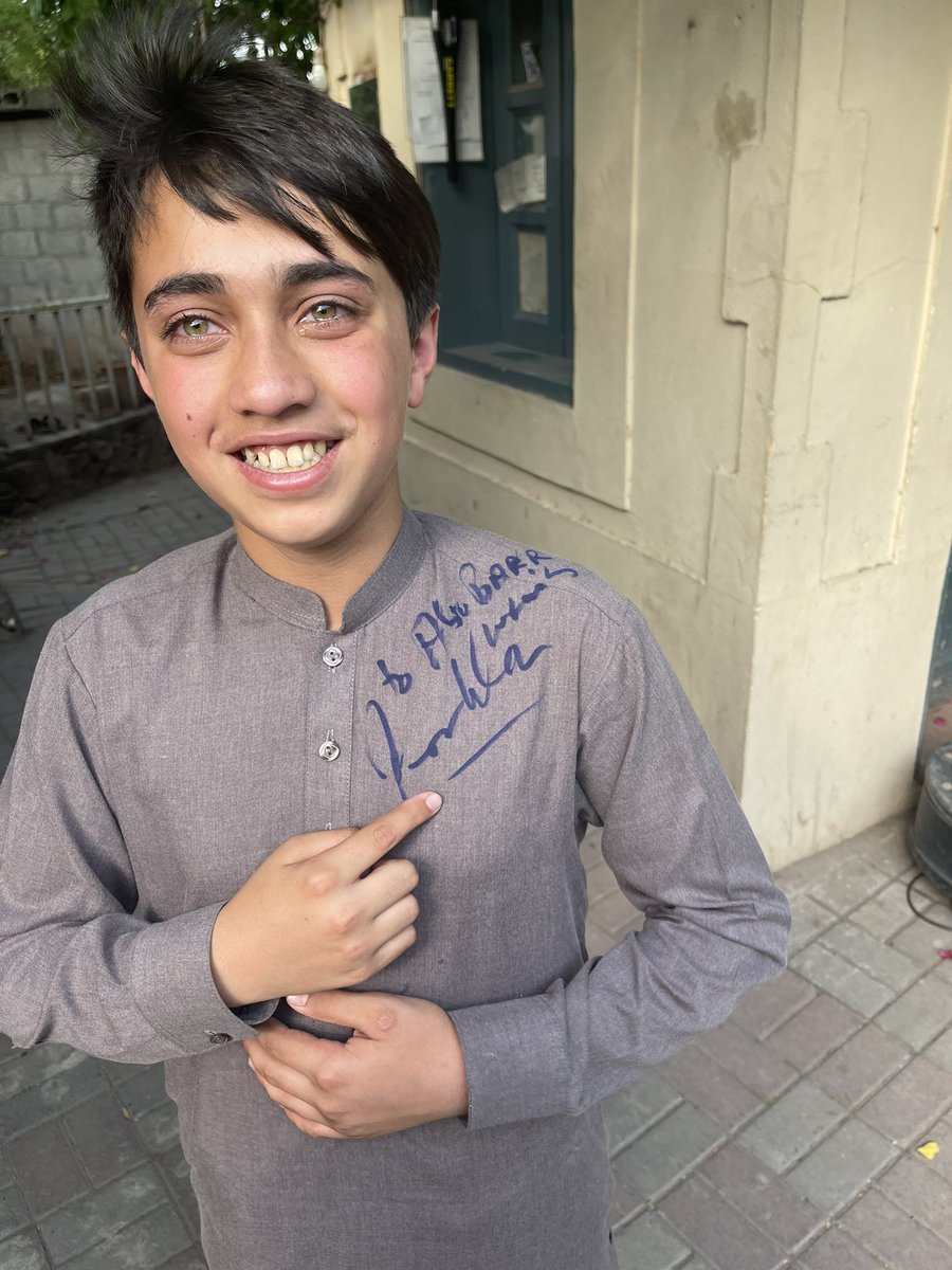 FarrukhHabibISF's tweet photo. محمد ابوبکر خان مروت لکی مروت سے ایبٹ آباد جلسہ میں شرکت کے لیے خصوصی طور پر آیا تھا۔ بنی گالہ میں عمران خان نے اسکے جذبہ کو دیکھتے ہوئے بلایا اور عمران خان صاحب سے ملاقات اور آٹو گراف کے بعد اس کی خوشی قابل دیدنی ہے https://t.co/rhTkKOBki9