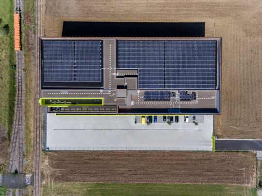 Soeben hat unsere Photovoltaikanlage ihre millionste Kilowattstunde produziert. Damit könnte man mit dem E-Bike 140 Mio. km bis zur Sonne fahren. Natürlich wird das Gigawatt sinnvoller verwendet: Über 85 % der benötigten Energie produzieren wir selber.