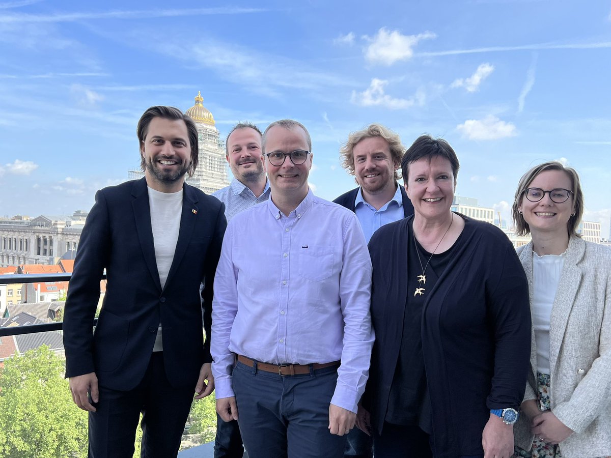 maximedaye's tweet photo. 2è étape du roadshow de l’Union des Villes et Communes de #Wallonie auprès des présidents de partis pour défendre nos revendications en matière de fct publique locale, pensions, police, pompiers, de lasagne instit, etc. Merci à @GLBouchez, Président du MR, pour son écoute #uvcw https://t.co/l29cTJNDS8