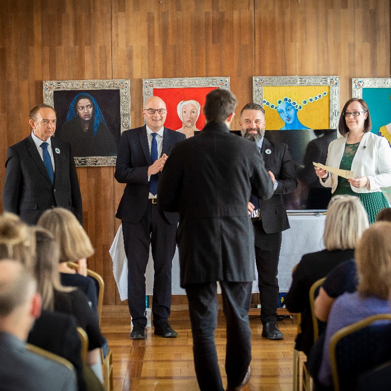 dmuleicester's tweet photo. Congratulations to our first graduates on the #BuildingStrongerCommunities course who were invited to the Bosnian Embassy for their certificates 👏🥳

@vanja_Filip @DMUSDG16 @ksadique1 @SrebrenicaUK @lordnickbourne @DMUDeanHls