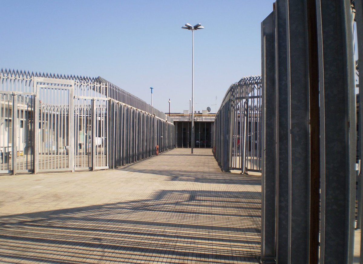 «Corpi reclusi in attesa di espulsione»
Intervista a Giacomo Mattiello, co-autore del libro sulla #detenzione amministrativa in #Europa al tempo della #sindemia @EdizioniSEB27 

di Gustavo Alfredo García Figueroa
meltingpot.org/2022/05/corpi-… #CPR