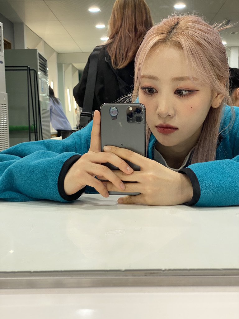 LoonaThe_Yves's tweet photo. QUEEN IS NA UNIT 
#LOONAxBG_TELLMENOW
#이달의소녀_왕관이_탐이나
@loonatheworld https://t.co/f5hCWWuFJV