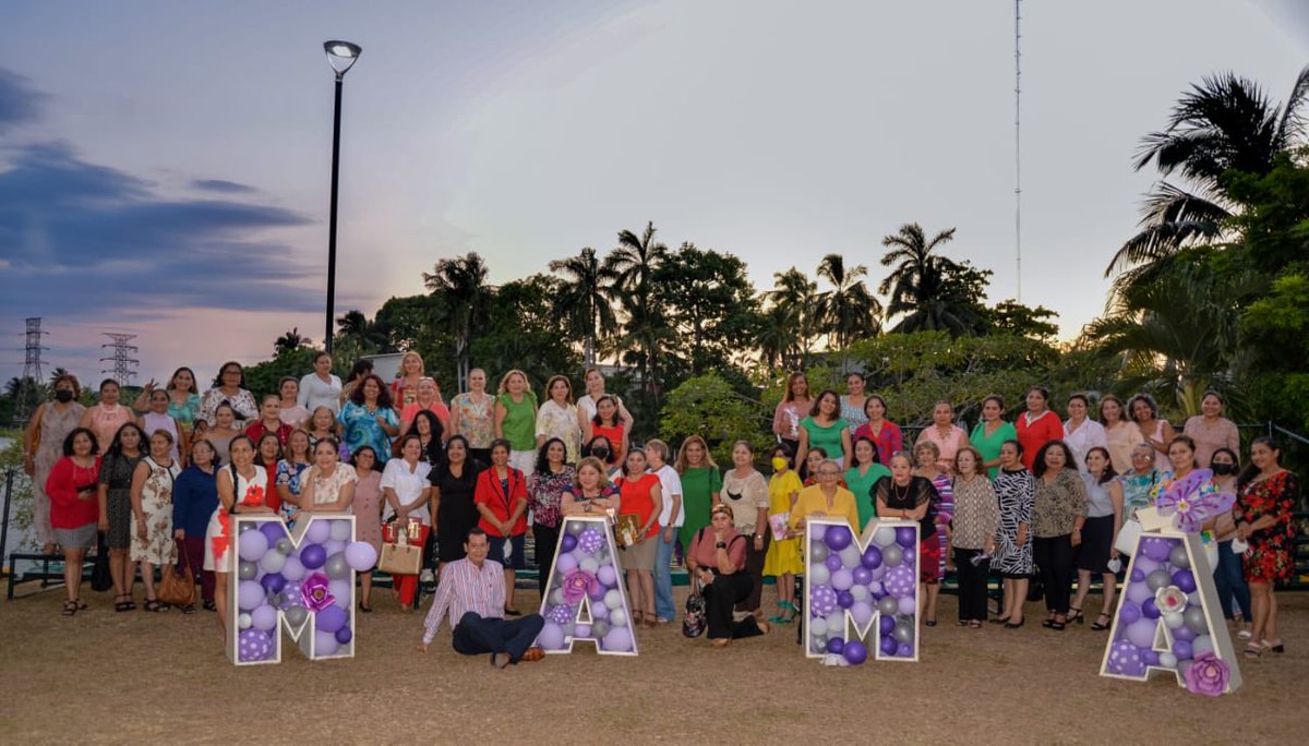 DaceaLuis's tweet photo. Festejamos a las mamás en @dacea @ujat con un recital porque a ellas se les reconoce todos los días: su dedicación y responsabilidad pero sobre todo su amor. Las madres son el símbolo de la vida. Muchas gracias a la Lic. Aura Estela Noverola por su apoyo para hacer esto posible. https://t.co/AXBiOOHrEb