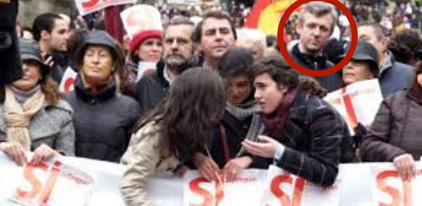 obloque's tweet photo. Rueda en 2009, encabezando a manifestación ultra contra a lingua galega.

Unha indignidade que informa quen é quen a fai. 

Hoxe comeza a conta atrás para a súa derrota e o inicio do cambio.

#ComezaOCambioGalego https://t.co/tAT7zkPUhF