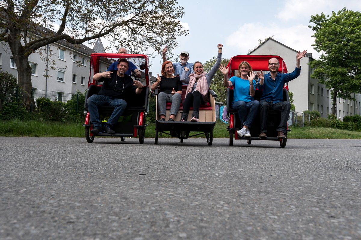 wir_machen_mit's tweet photo. Für ein Recht auf Wind im Haar! Mit der Bürgerstiftung #Düsseldorf habe wir für das Ferdinand-Heye-Hause in #Gerresheim, das Otto-Ohl-Hause in #Garath, sowie die Kirchengemeinde Heilige Familie einen #Rikscha-Workshop durchgeführt @Diakonie_DDorf @roa_deutschland @Erzbistum_Koeln https://t.co/k2fIQc7zkn